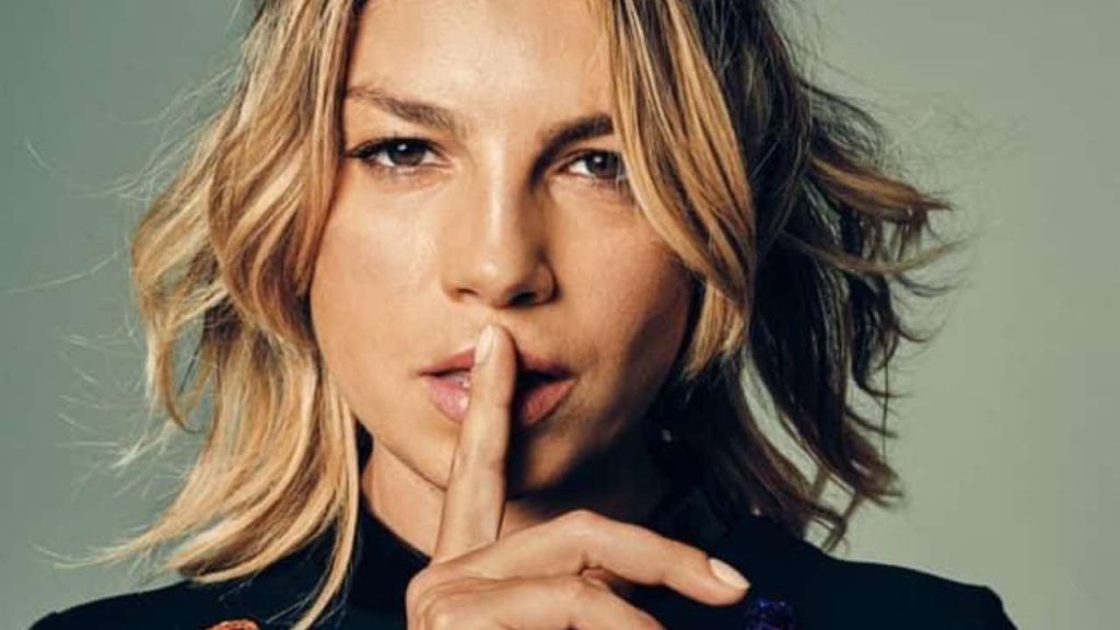 Emma Marrone che mima il gesto del silenzio